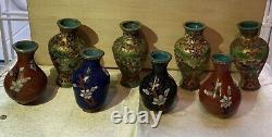 Un ensemble de 8 mini-vases chinois en cloisonné