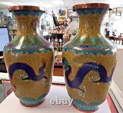 Une belle paire de vases chinois Cloisonné du XIXe siècle tardif.