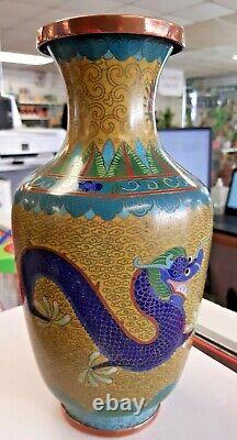 Une belle paire de vases chinois Cloisonné du XIXe siècle tardif.
