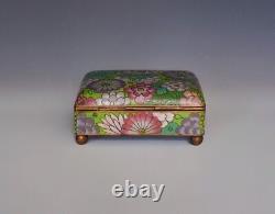 Une boîte cloisonnée chinoise antique décorée de dorure.
