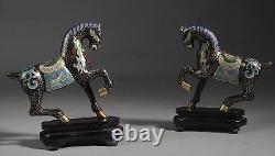 Une paire de chevaux chinois en cloisonné sur des supports en bois dans leur boîte d'origine vers l'an 2000
