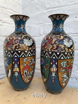 Une paire de grands vases en cloisonné japonais-chinois de l'époque Meiji