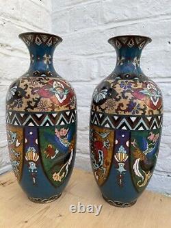 Une paire de grands vases en cloisonné japonais-chinois de l'époque Meiji