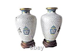 Une paire de vases chinois cloisonné blancs vintage avec une décoration florale
