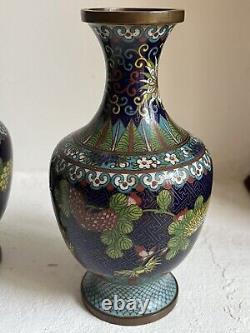 Une paire de vases en cloisonné ancien, datant du début du XXe siècle, chinois / japonais.