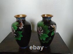 Une superbe paire de vases en cloisonné