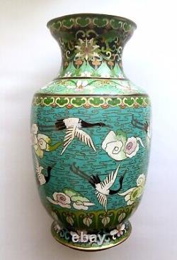 Vase chinois cloisonné bleu vintage avec grues noires et blanches et fleurs roses