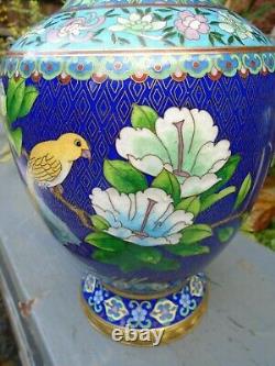 Vase chinois en cloisonné de belles couleurs, belle taille, tout simplement magnifique.