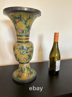 Vase chinois en cloisonné jaune du XXe siècle