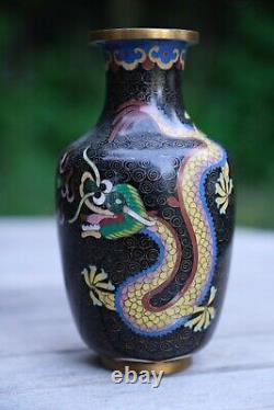 Vase cloisonné chinois noir décoré de dragons poursuivant une perle enflammée