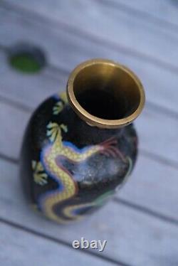 Vase cloisonné chinois noir décoré de dragons poursuivant une perle enflammée