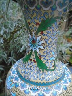 Vase cloisonné et support, belles couleurs, pas de dommage, superbe article