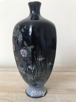 Vase cloisonné japonais antique avec des fleurs