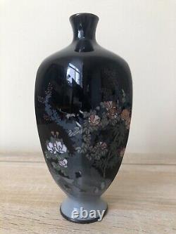 Vase cloisonné japonais antique avec des fleurs