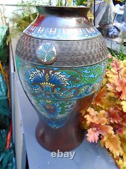 Vase en bronze chinois avec travail de champlevé et beau design