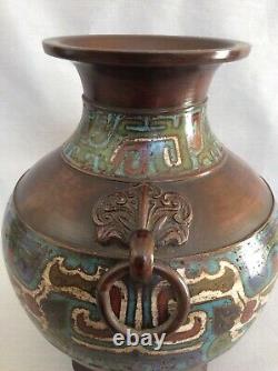 Vase en bronze cloisonné chinois antique signé avec une grande patine