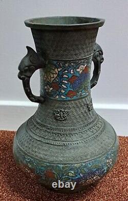 Vase en cloisonné ancien chinois en bronze et émail avec grande anse de dragon : Urne asiatique.