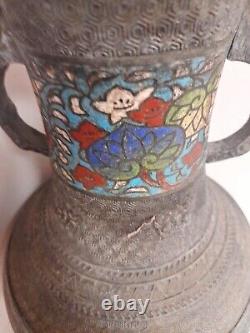 Vase en cloisonné ancien chinois en bronze et émail avec grande anse de dragon : Urne asiatique.