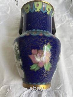 Vase en cloisonné chinois antique avec des fleurs, des oiseaux et des paysages émaillés peints à la main