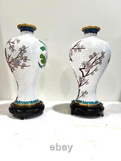 Vase en émail cloisonné chinois des années 1900 avec des fleurs et des oiseaux, 10,5 cm de hauteur. Sur support.