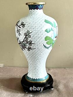 Vase en émail cloisonné chinois des années 1900 avec des fleurs et des oiseaux, 10,5 cm de hauteur. Sur support.