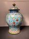 Vase En Porcelaine émaillée Cloisonnée Chinoise Antique Avec Couvercle Et Symboles De Bon Augure.