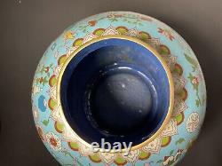 Vase en porcelaine émaillée cloisonnée chinoise antique avec couvercle et symboles de bon augure.