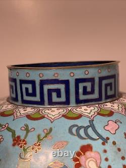 Vase en porcelaine émaillée cloisonnée chinoise antique avec couvercle et symboles de bon augure.