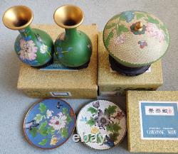Vases cloisonné chinois vintage, bol avec couvercle, deux assiettes et supports en bois dur sculpté
