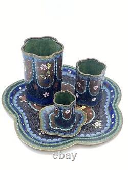 Vases en émail cloisonné antique avec plateaux